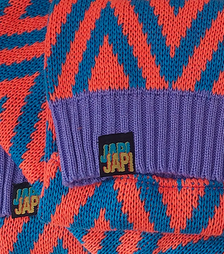 Detalle del tejido en zigzag de un suéter Japi Japi con su etiqueta